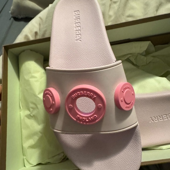 Burberry , Pink Pool Slides , size 40 in EUR & UK SIZE 7 only worn ONCE . - Picture 4 of 7